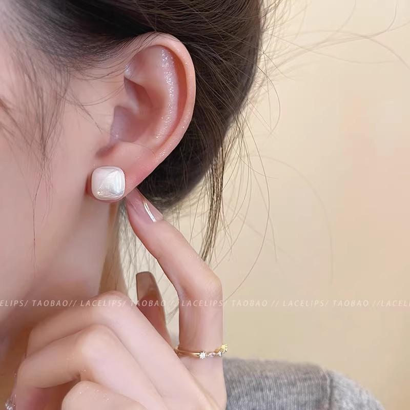 Silver needle flash zircon earrings, women's exquisite temperament stud earrings, spring and summer earrings.