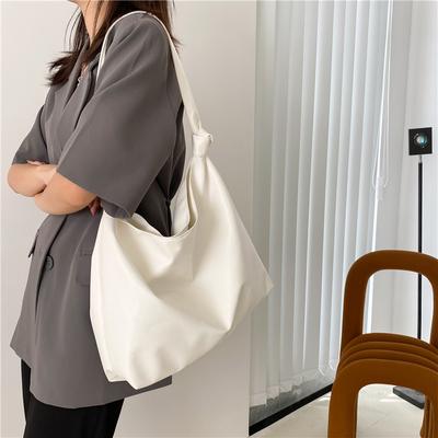 Einfache Damen-Großtasche mit weicher Oberfläche, Sommer 2025, neue Retro-Mode, trendige Umhänge-Umhängetasche mit großer Kapazität, einfarbig