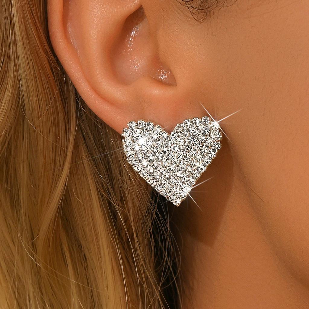 Fashionable heart-shaped earrings with a high-end feel, simple and versatile, light luxury and cool style earrings for women