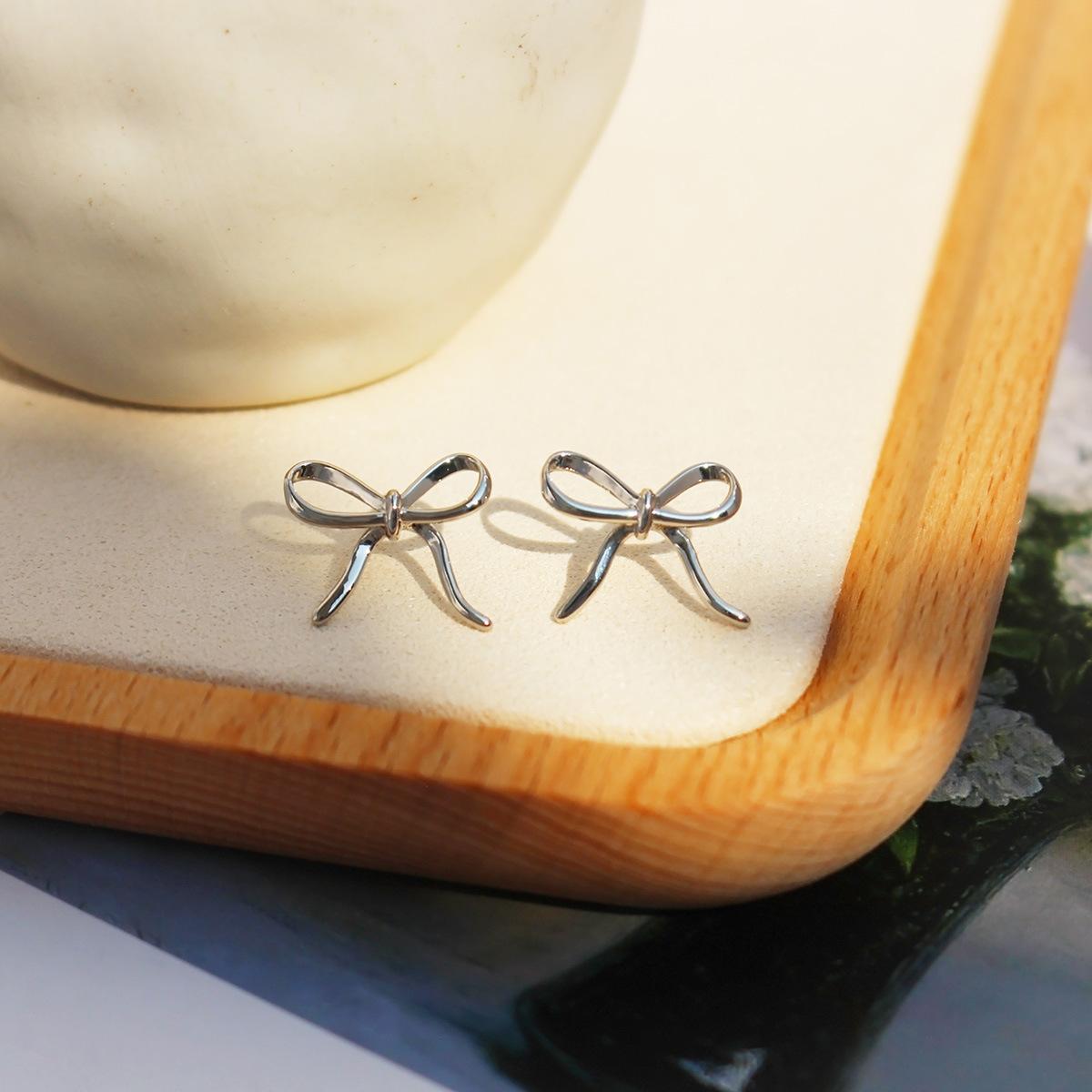 

Изысканные серьги-гвоздики из настоящего золота с медным покрытием, маленькие бантики, женские, простые, студенческие, повседневные, универсальные, темпераментные серьги 346 белого золота