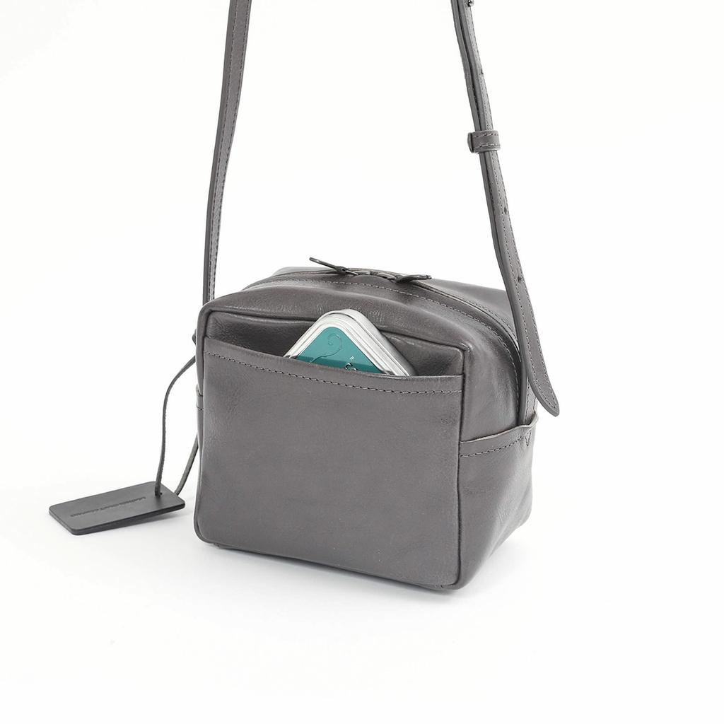 LEDERHANDWERKSUNTERNEHMEN Cube Umhängetasche, Italienisches Leder, MINIMAL LMM-1101 (Grau)