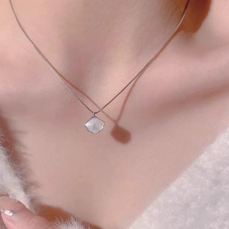 Colier elegant cu scoică S999 Argintiu pentru Femei - Design de Lux de Nișă, Lanț Claviculă High-End cu Stil Cool, Simplu