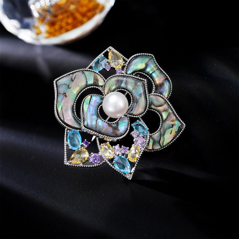 

Модная брошь в виде камелии из ракушки морского ушка, женская полая микро-инкрустированная пресноводным жемчугом, высококачественная элегантная булавка для пальто