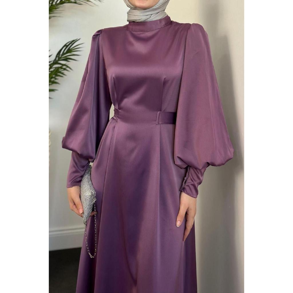 Emora Gürtelkleid aus Satin Schwarz