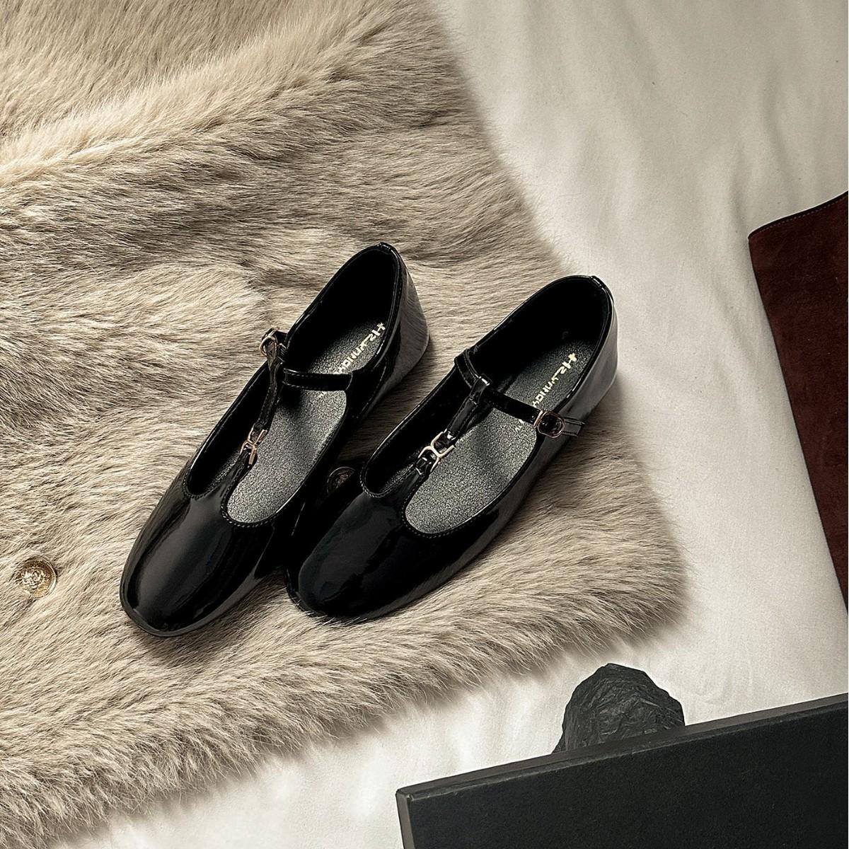 

Spot second hair! Fashion versatile new small gold buckle retro round head T belt Mary Jane flat shoes women s single shoes autumn 34