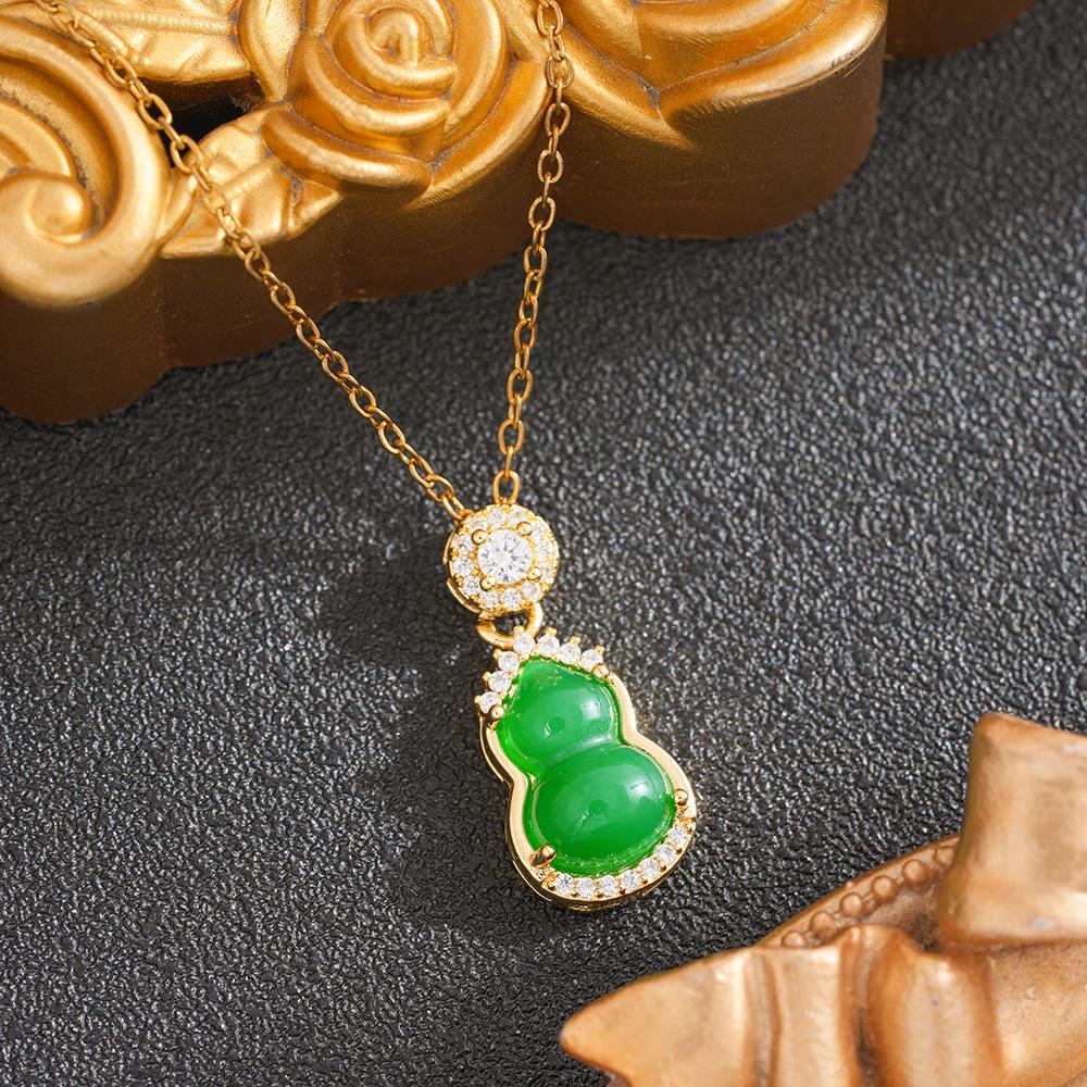 Elegant Green Chalcedony Gourd Pendant Necklace - Women's Versatile Chinese Style