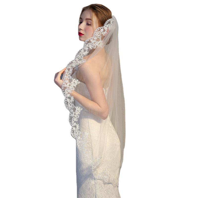 Short Lace-Edge Bridal Veil for Photography and Travel