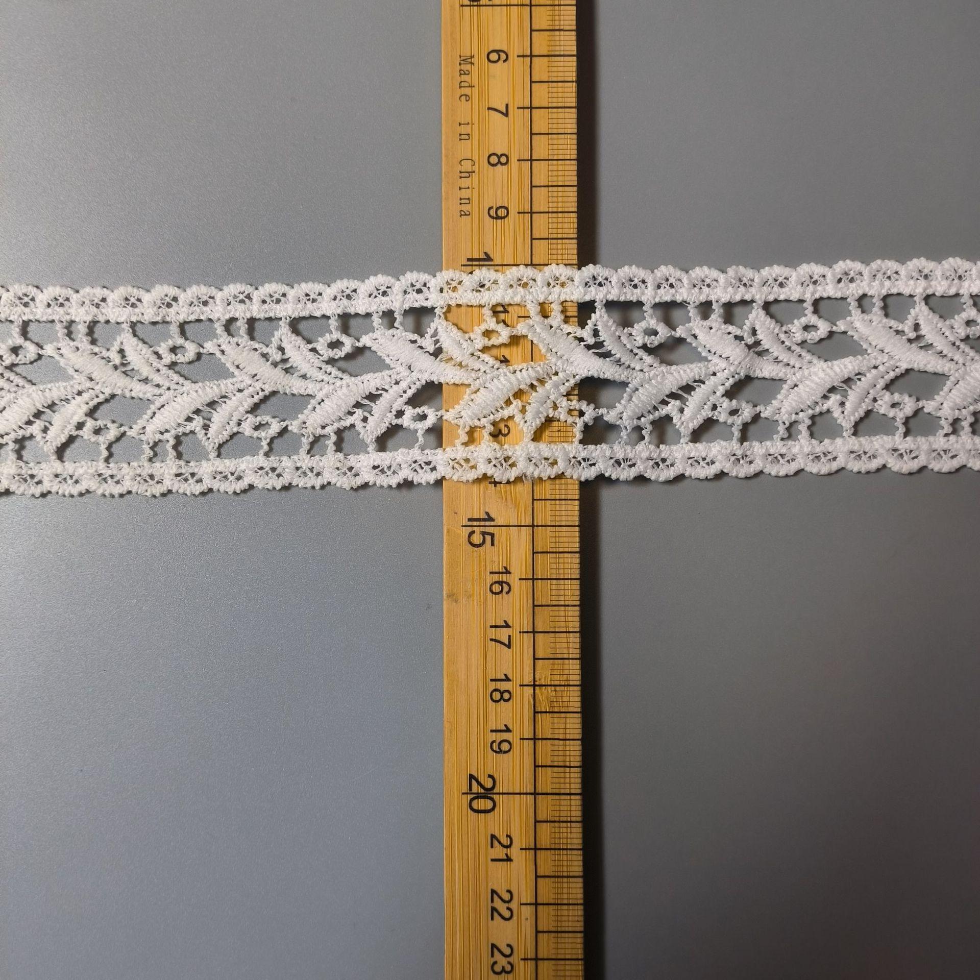 

Аксессуар для головного убора из кружева молочного шелка с волнистым узором