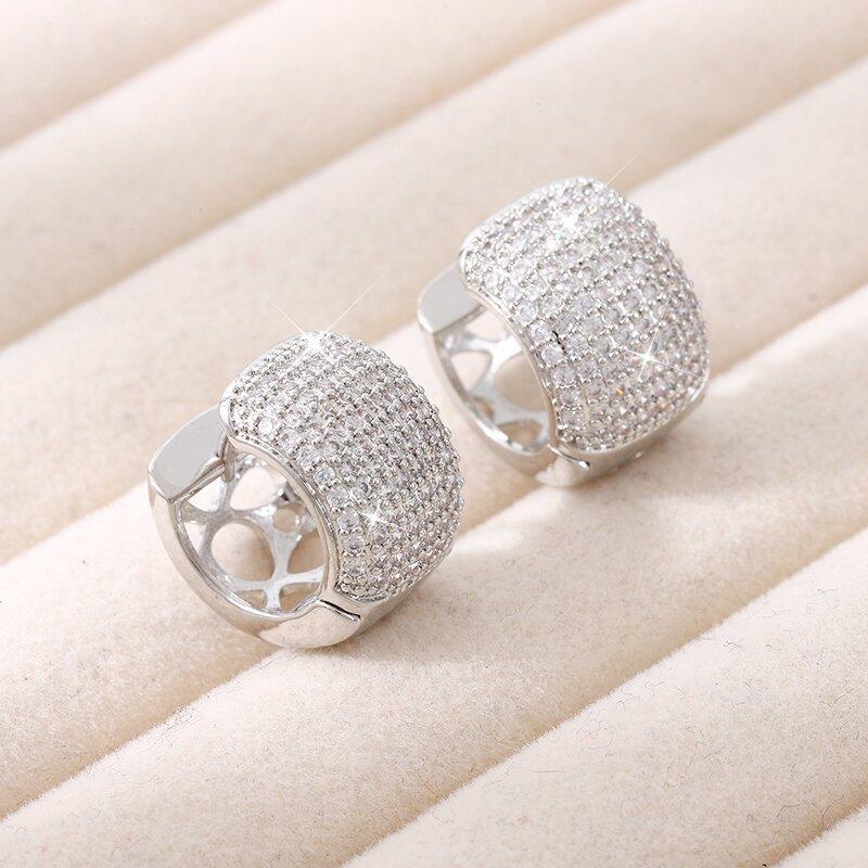 

Стерлинговый сплав цинка, покрытый сплавом цинка, круглые полые серьги с цирконами для женщин, легкая роскошь, высокое чувство простых пуссет