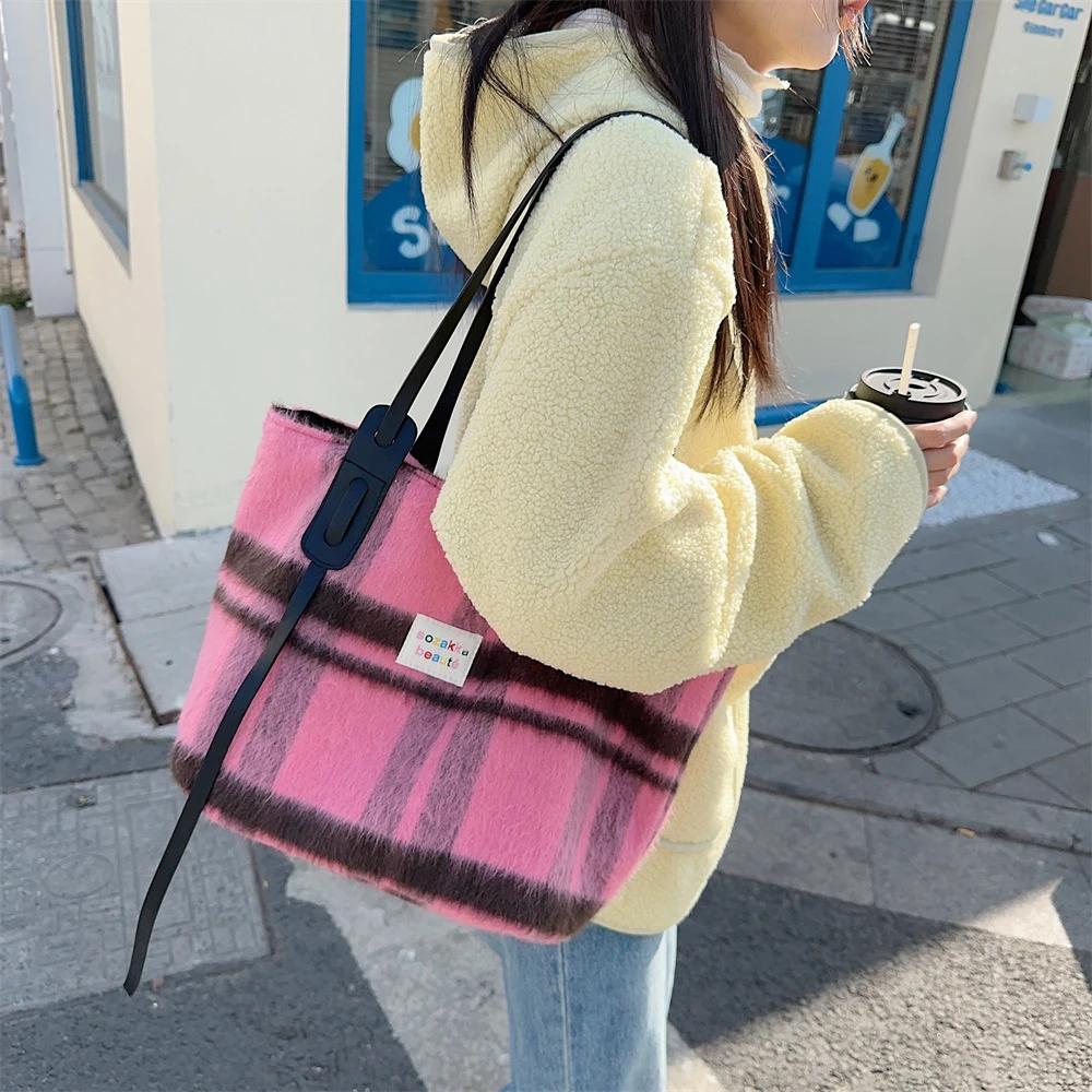 

Vintage Plush Ladies Shoulder Bag Sweet Plaid Female Travel Tote Woolen Handbags Large Capacity Retro Women s Commute Bags Purse розовый