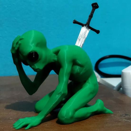 3D Printed Alien Figurine Toy Realistic Articulated Alien Model Stress-relief Fidget Figurine Dynamic Pose Alien Model
