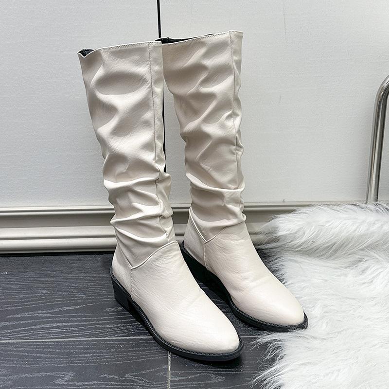 Осенне-зимняя обувь. Женские ботинки. Ботинки среднего размера с острым носком и бахилы — фото 3