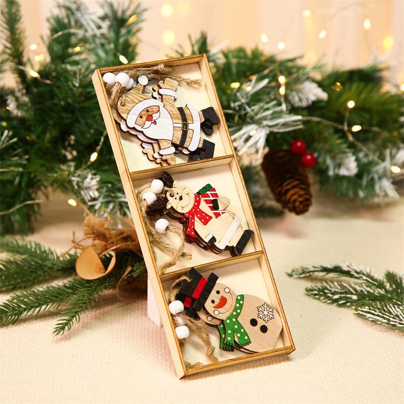 

9 gift boxes with new Christmas decorations, wooden colored elderly car pendants, Christmas tree pendants.