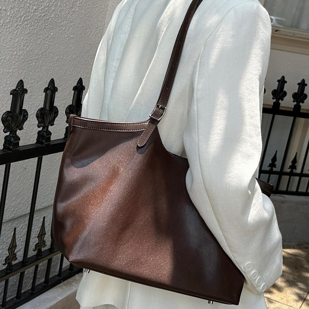 Autumn and winter new oil wax leather large-capacity tote bag, Korean high-end commuting to work single shoulder underarm women's bag
