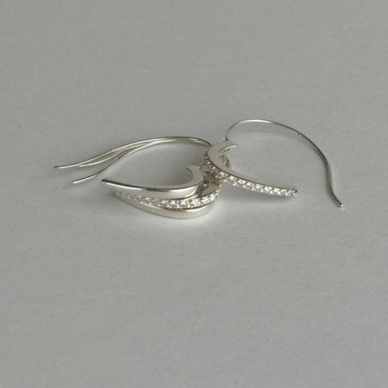 THE BORING Moissanite Heart Hook Earrings
