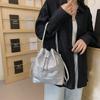 Schicke Kettenschultertasche für Damen Trendige Eimerform Mode 2024 Neue Kollektion