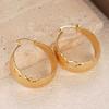 Dicke Breite Gebogene Tropfenform Goldene Creolen Äußere Diamantschliff-Textur Innere Glatte Polierte Clipschlaufe Damen Elegante Accessoires