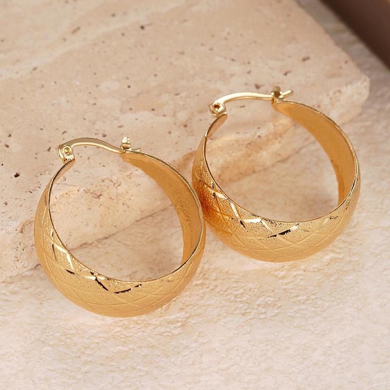 Dicke Breite Gebogene Tropfenform Goldene Creolen Äußere Diamantschliff-Textur Innere Glatte Polierte Clipschlaufe Damen Elegante Accessoires