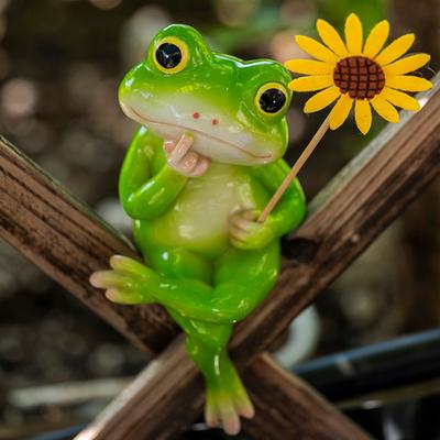 Gartendekoration Denkender Frosch mit Blume Form Harzstatue Realistisches Design Gartenteich Brunnen Aquarium Figur