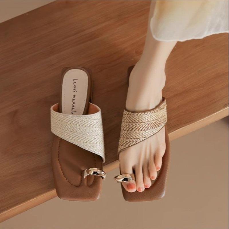 Fashion Women's New Spring/Summer Square Head Casual and Comfortable Medium Heel Large Metal Accessories Truffle Toe Beach Slippers