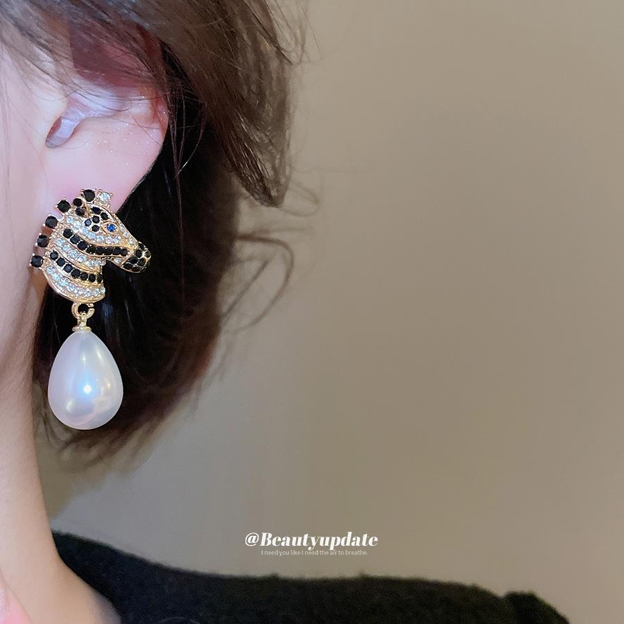 Retro Zodiac Horse Pearl & Diamond Stud Earrings - High-End Light Luxury Fashion for Women