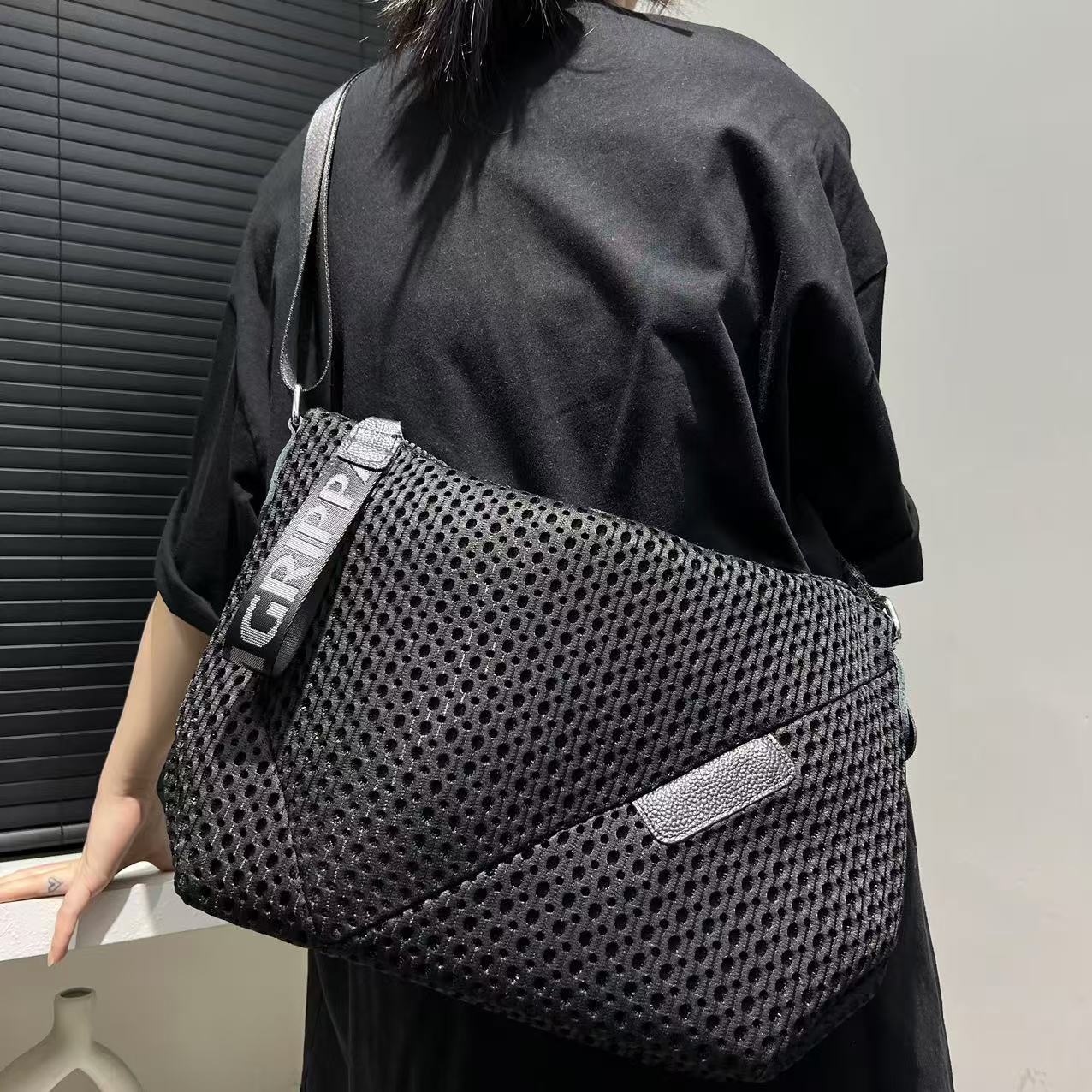 Сетчатая нейлоновая сумка через плечо Большая вместимость Нейтральный стиль Простой тренд Диагональная сумка чёрный