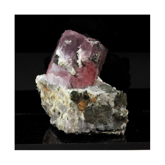 Pierres et Minéraux. Fluorite. 462.0 ct. Massif du Mont-Blanc (Les Droites), France.