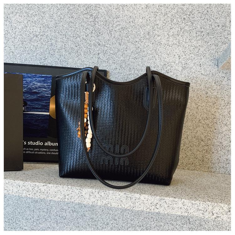 

2025 new retro large-capacity tote bag fashion casual shoulder bag texture commuter armpit bag чёрный