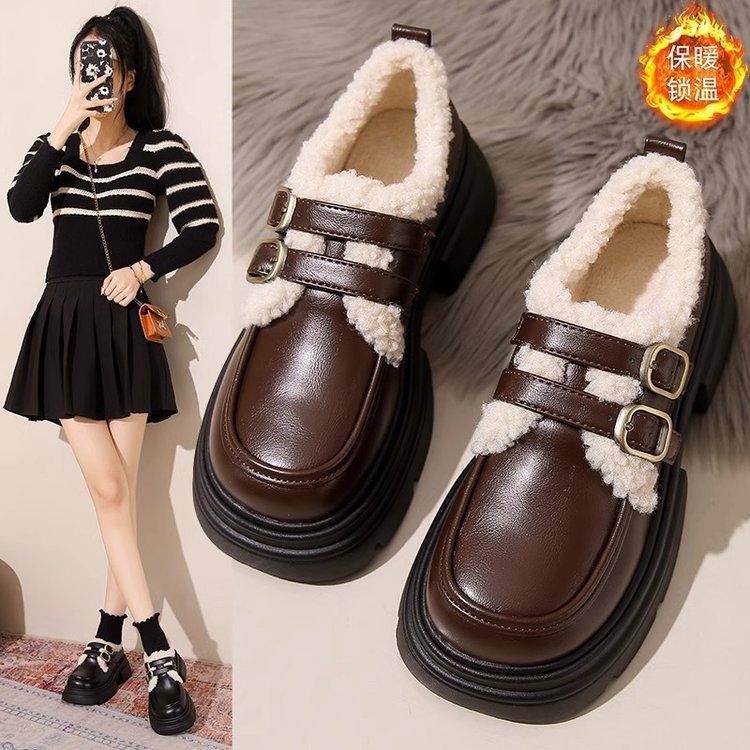 

Женские бархатные туфли на толстой подошве 2024 года, новые осенне-зимние туфли в британском стиле из кожи, пушистые туфли, теплые хлопковые туфли с пряжкой 40