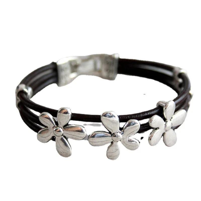 Kreatives Europäisches Blumen Drei-lagiges Simuliertes Lederseil Armband Damen Retro Elegantes Armband Tägliches Match Schmuck