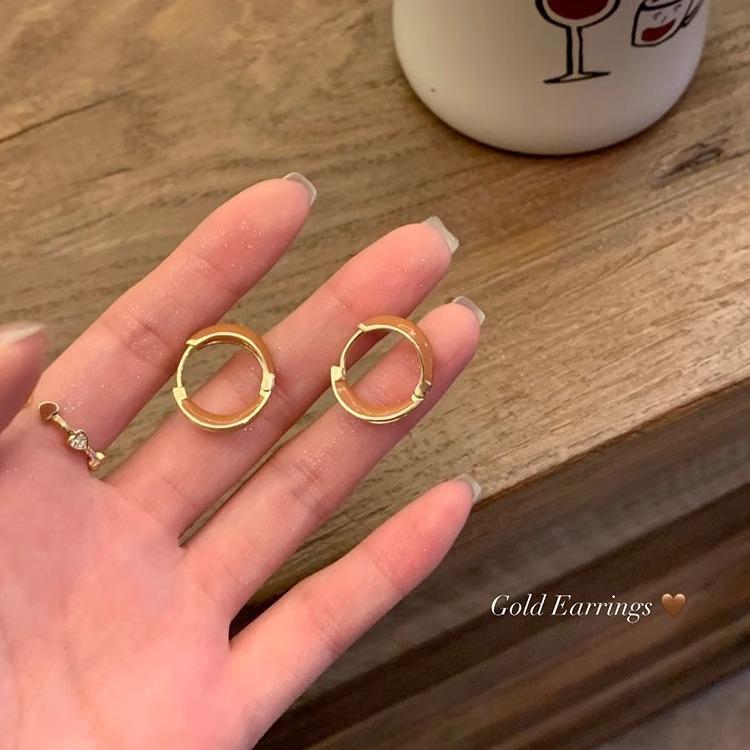 

Zhou Yutong Inspired Caramel Drip Glaze Earrings: Stylish High-End Ear Cuffs & Hoops for a Luxurious Autumn/Winter Look