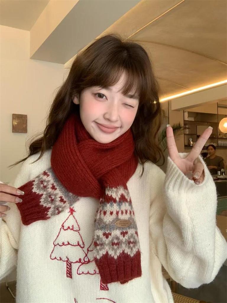 Green Fair Isle Christmas Scarf: Versatile Warm Woolen Neck Warmer for Women and Couples, Korean Style for Autumn and Winter.