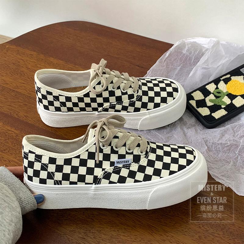 Black and white plaid shoes women's new round head canvas shoes women's shoes 566
