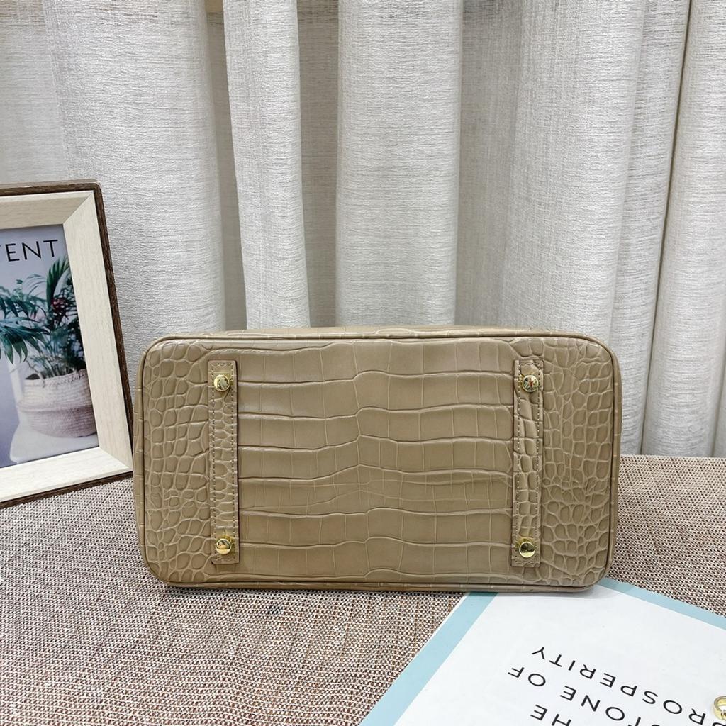 Borsa a tracolla da donna in pelle di vacchetta pressata effetto coccodrillo verniciata platino con tracolle per pendolari di grande capacità fonte