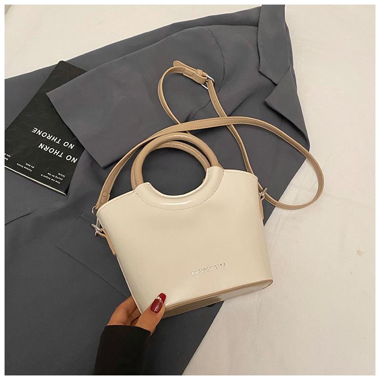

Fashion shoulder bag feeling messenger bag 2025 new spring trend versatile simple casual hand carrying bucket bag women