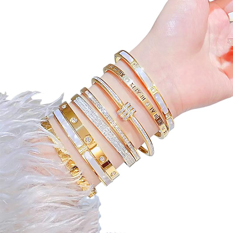 Golden Womens Bracelet Titanium Jewelry 18K Gold-plated Waterproof Rust Proof Non Color Changing Mens and Womens Couple Jewelry
