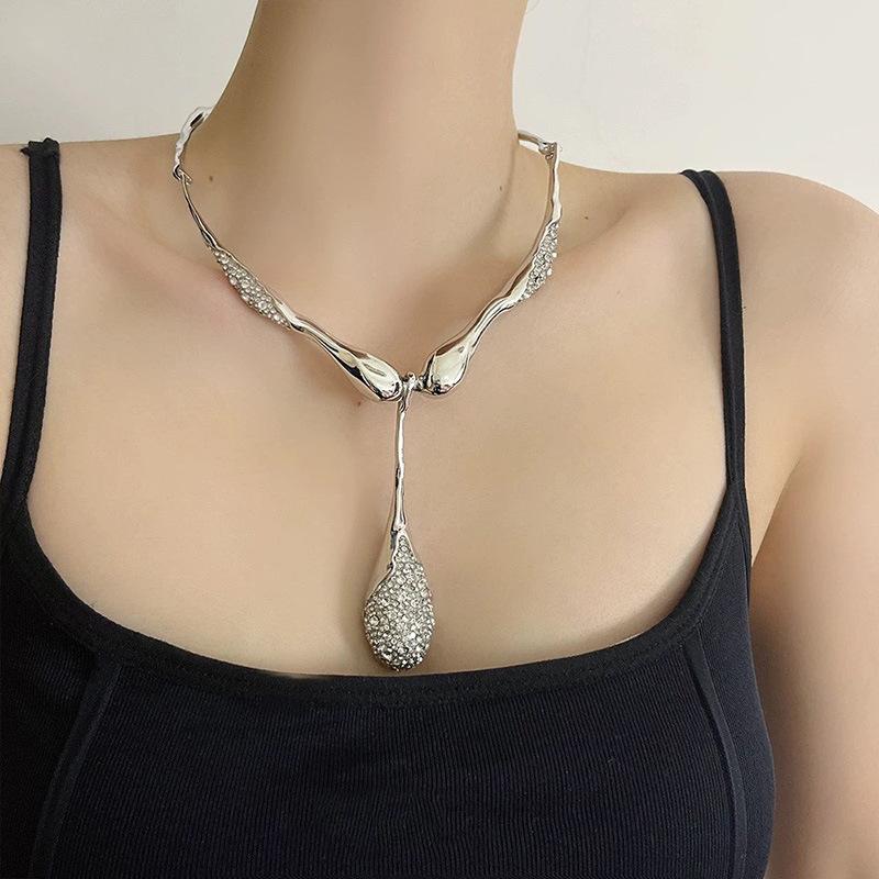 

Fashion Metal Irregular Lava Texture Sparkling Rhinestone Waterdrop Pendant Choker Necklace Ladies Light Luxury Premium Jewelry
