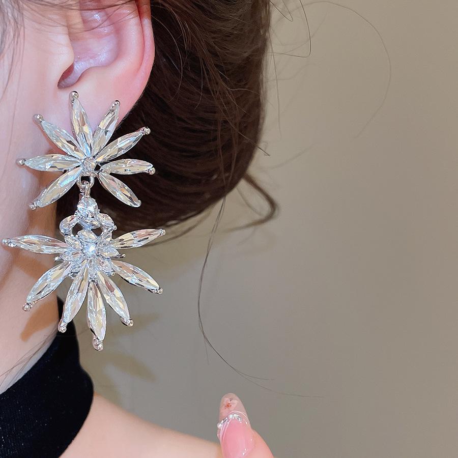 Silver Needle Rhinestone Flower Geometric Studs: Exquisite, Luxurious, High-End Earrings for Women