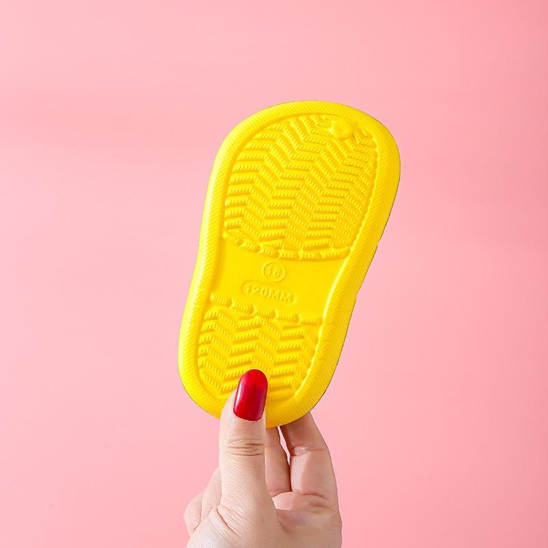 Children's Summer Slippers, Closed-Toe Cartoon Hole Sandals, Anti-Slip Indoor Home Shoes for Infants and Toddlers, Soft-Soled Sandals.