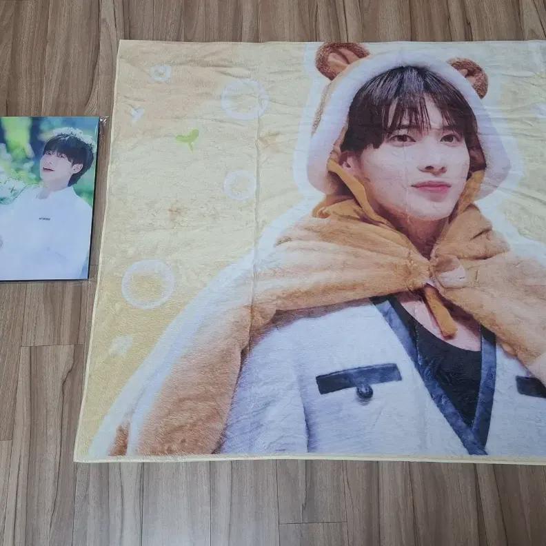 

На мне плед-рамка для фотографий от Тэхёна из Tomorrow X Together