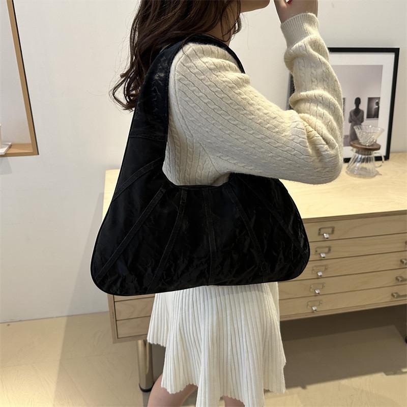 Modern Simple Large Capacity Shoulder Bag With Zipper Closure For Daily Commuting