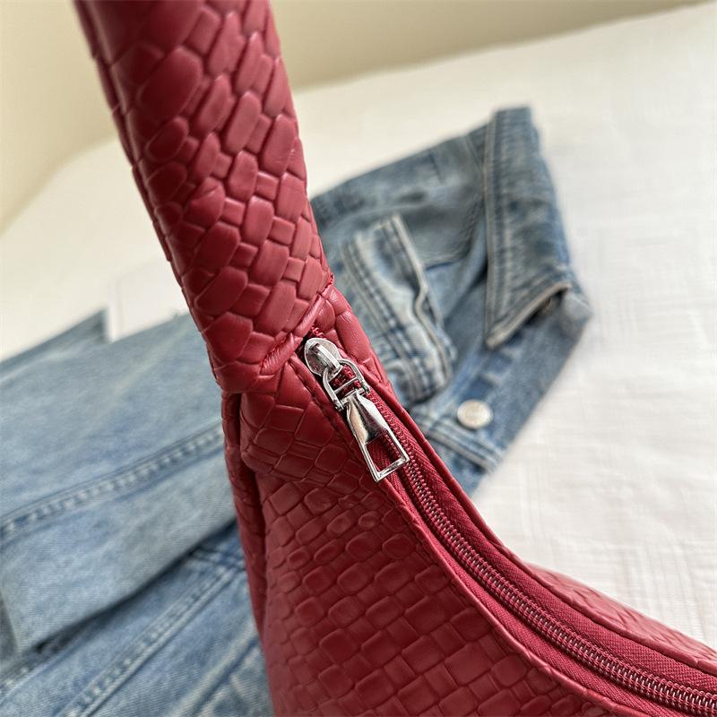 Autumn and winter fashion portable small bag women's 2025 new woven versatile underarm bag commuter niche simple shoulder bag