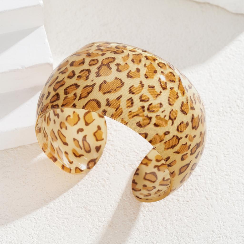 Vintage Exaggerated Leopard Print Resin Cuff Bangles for Women Fashion Sexy Y2K Thick Wide Bracelets Beach Jewelry Gift 2026 New