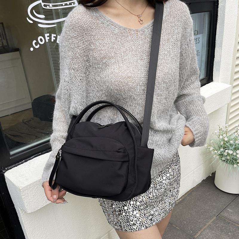 Compact and Stylish Casual Bag for Ladies - Crossbody Bag, Shoulder Bag for Commuting.
