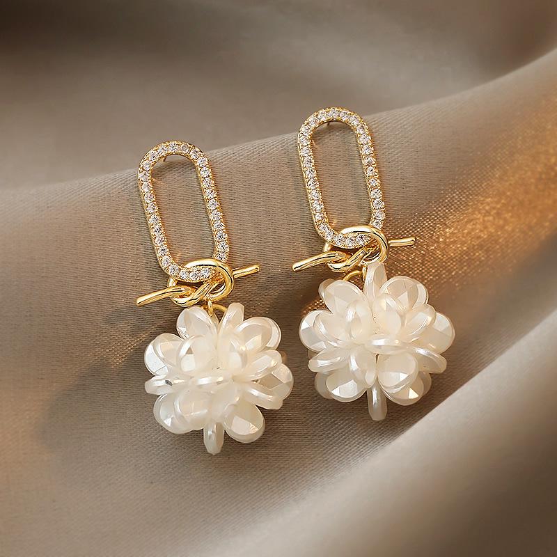 Sophisticated Silver Pearl Seashell Tassel Earrings: Elegant Light Luxury Dangle for Women