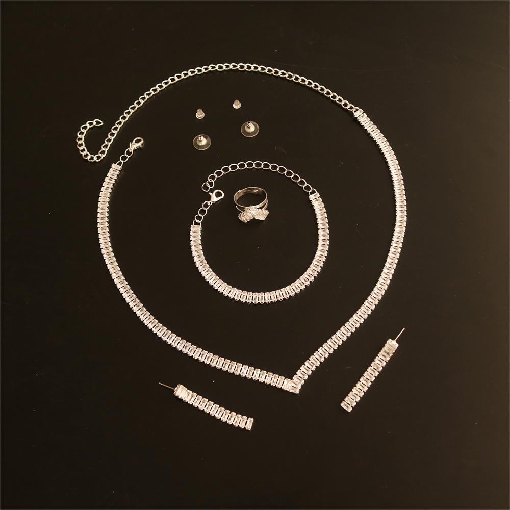 Fashion New Versatile Full Diamond Neck Chain European And American Jewelry High-End Luxury Exquisite V-Shaped Zircon Necklace