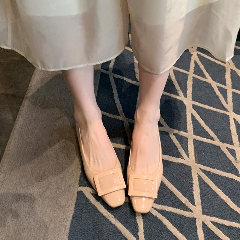  Temperament square buckle patent leather commuter shoes, shallow mouth and one pedal, low heel single shoes, widened large size women's shoes 