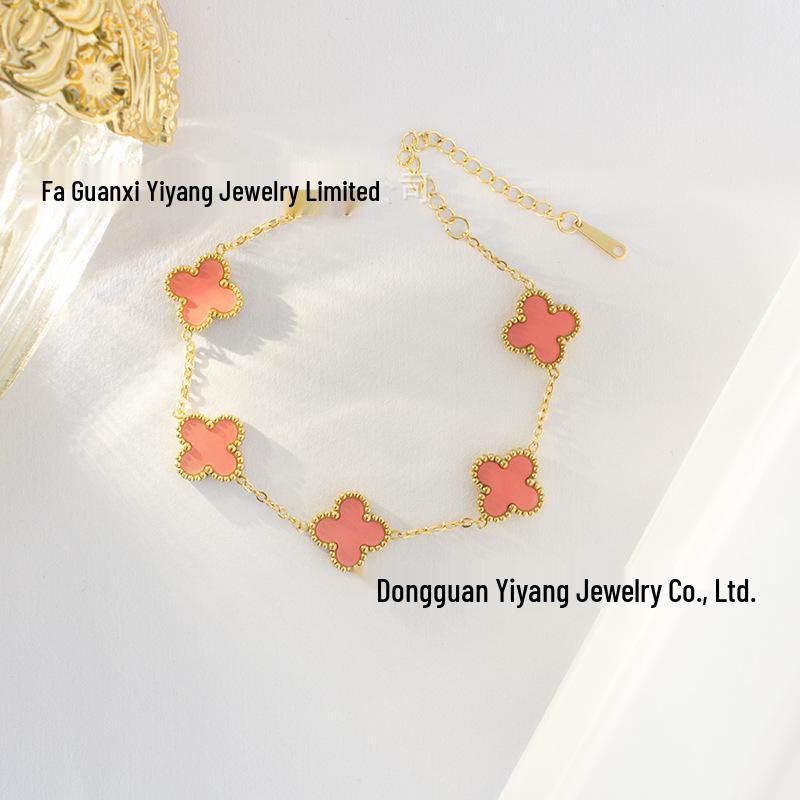 Náramek čtyřlístek, oboustranný šperk na ruku, titanová ocel tónovaná 18K zlatem, dlouhotrvající barva, všestranný šperk.