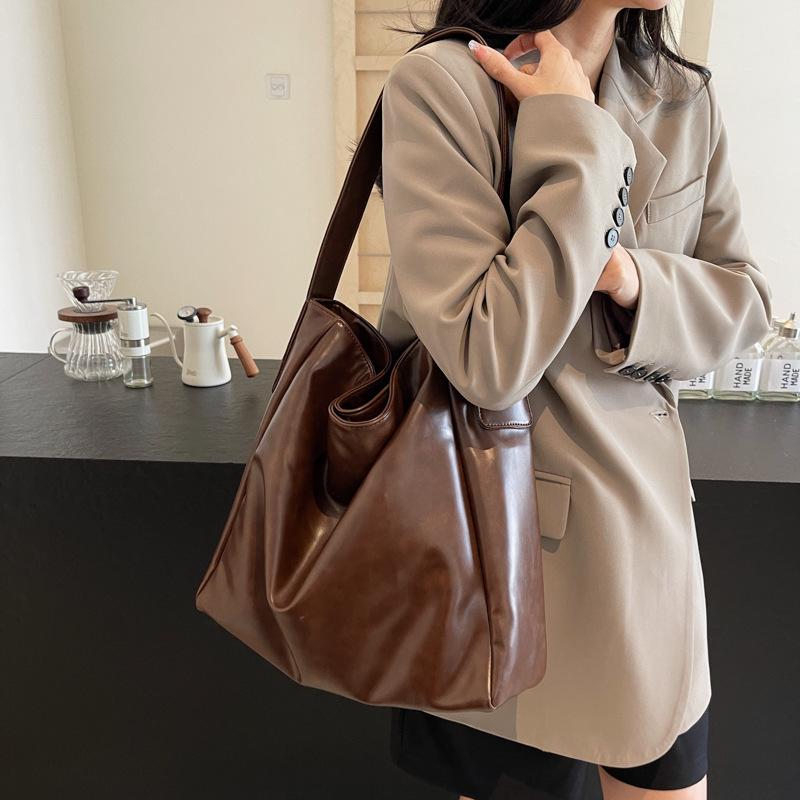 Large capacity bag women's 2025 new fashion shoulder bag premium texture bucket commuter tote bag
