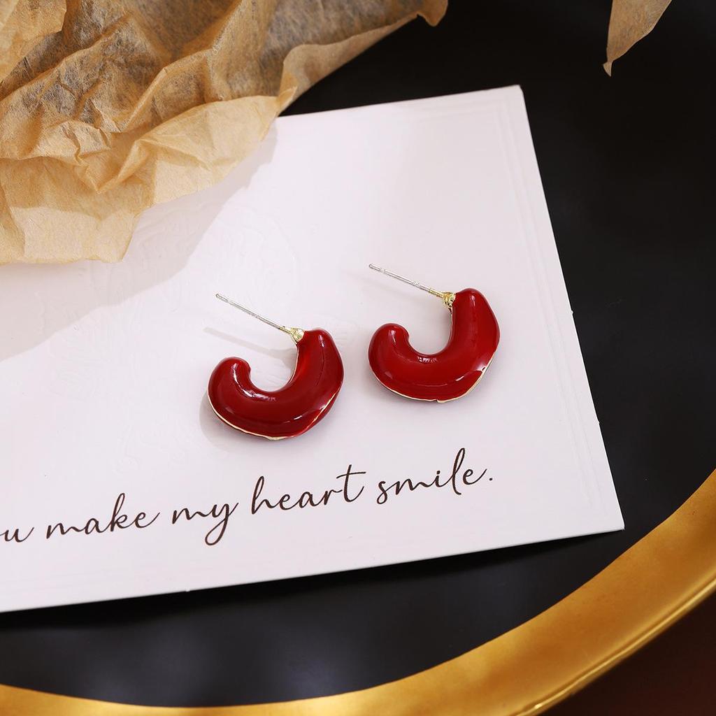 Silver Needle Red Heart Pearl Drip Stud Earrings: French Retro Vintage Ear Cuffs for Autumn and Winter.